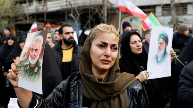 ईरान के प्रदर्शन के दौरान मारे गए सुरक्षाकर्मियों के जनाज़े में पहुंची एक महिला