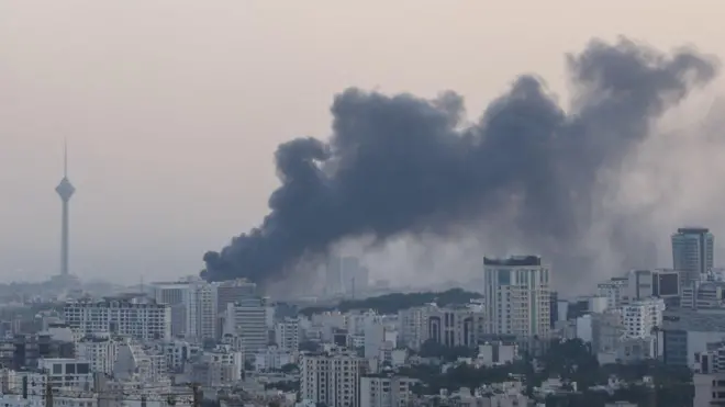 İsrail saldırısı sonrasında Tahran'dan dumanlar yükseliyor.