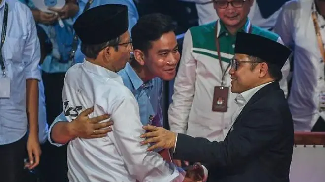 Cawapres nomor urut satu Muhaimin Iskandar (kanan), berbincang dengan Cawapres nomor urut dua Gibran Rakabuming Raka (tengah) dan Cawapres nomor urut tiga Mahfud MD (kiri) dalam debat perdana Capres dan Cawapres 2024 di Gedung KPU, Jakarta, Selasa (12/12/2023).