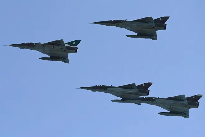 هواپیماهای جنگی در آسمان