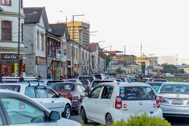 تصویر موترها در ازدحام ترافیکی در کابل