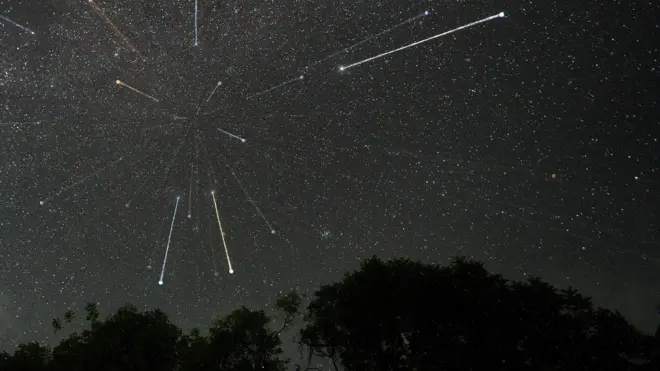 imagem de céu estrelado e com asteroides
