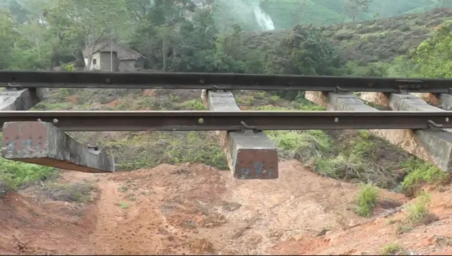  උඩරට දුම්රිය මාර්ගය නාය යෑම නිසා පස් ඉවත් වූ ස්ථානයක සුම්රිය මාර්ගය එල්ලෙමින් පවති.