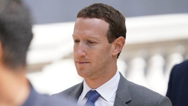 Mark Zuckerberg, um homem brancocef megaterno 