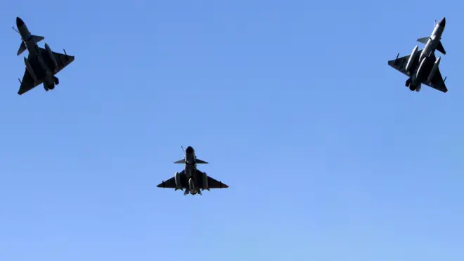 Покистон армияси J-10CE қирувчи учоқлари байрам куни пойтахт Исломобод осмонида парвоз қилмоқдалар 