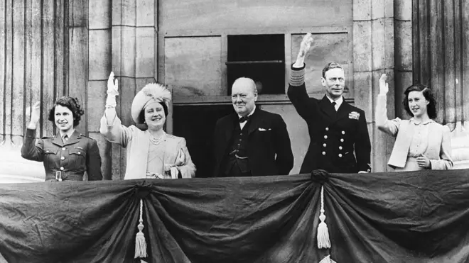 Королівська родина вітає натовп у День перемоги в Європі 8 травня 1945 року