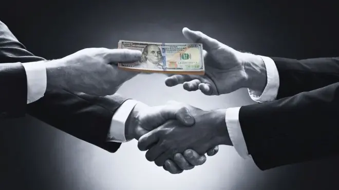 ገንዘብ የሚቀባበሉ እጆች 