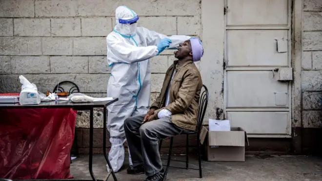 Ẹni to n ṣayẹwo arun Covid-19 fun ati ẹni ti wọn n ṣe e fun