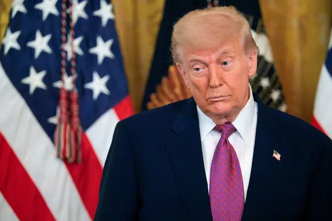 د یکشنبې پر ورځ، ټرمپ پر خواله رسنیو پوښتنه وکړه، "ولې ژریم بدل نه شي؟؟؟"