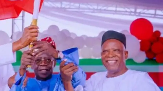 Aarẹ Bola Tinubu wọ asọ agbada toke tilẹ alawọ buluu ati filaalawọ waini, igbakeji rẹ, Kashim Shettima to wọ agbada funfun, fila dudu, duro tii lẹgbẹ, awọn mejeeji gbe asia ẹgbẹ oselu APC soke