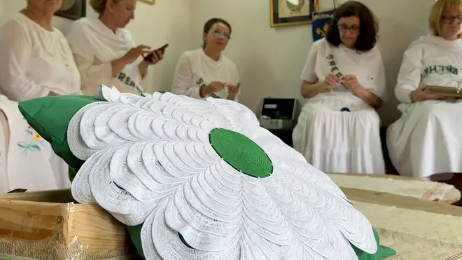 cvet srebrenice isheklani belo zelene boje i zene koje ga prave