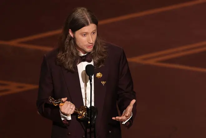  Ludwig Goransson recebendo estatueta