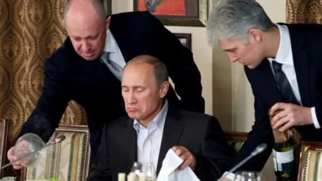 Prigozhin wakati mwingine huitwa "mpishi wa Putin" kwa sababu aliendesha biashara ya upishi ambayo ilihudumia Kremlin.