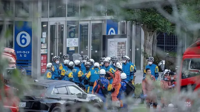 Vários policiais ao redor de shopping que teve parte da estrutura danificada com terremoto