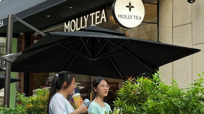茉莉奶白商标,下面是伞下两人