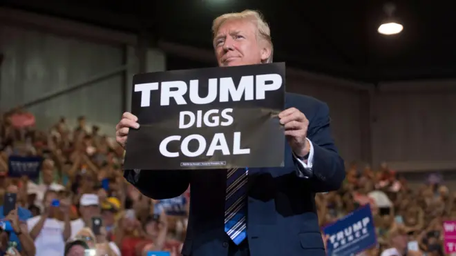 ၂၀၁၇ ခုနှစ်တုန်းက လူထုစုဝေးပွဲတစ်ခုမှာ ထရမ့် ကျောက်မီးသွေး တူးတယ်ဆိုတဲ့ ဆိုင်းဘုတ် တစ်ခုကို ဒေါ်နယ် ထရမ့်က ကိုင်ထားတာဖြစ်ပါတယ် 