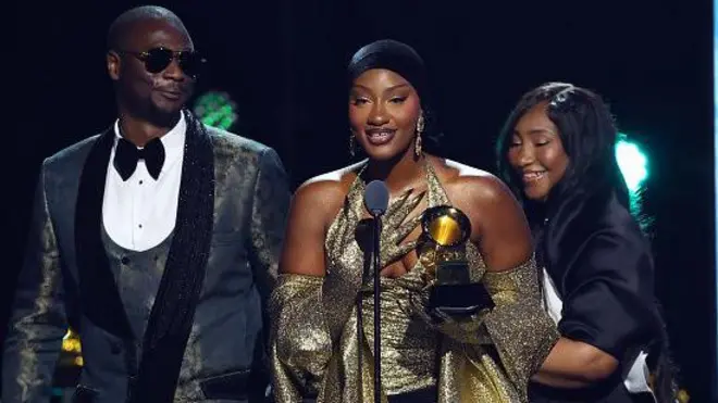 Aworan Tems lasiko to n gba ami ẹyẹ rẹ.