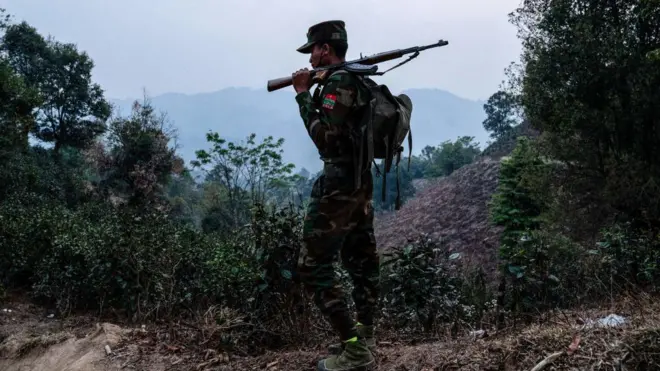 তাং ন্যাশনাল লিবারেশন আর্মির এক সদস্য টহল দিচ্ছেন।