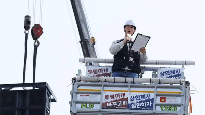 크레인으로 높이 올라가 집회 연설 중인 최승호 삼성전자 노조 지부장