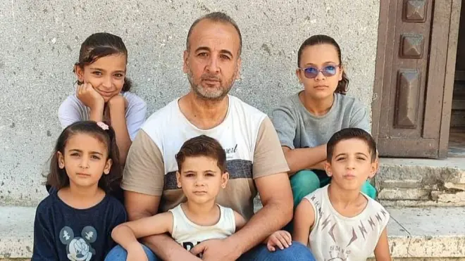 El doctor Refaat Alathamna en el centro rodeado de sus cinco hijos