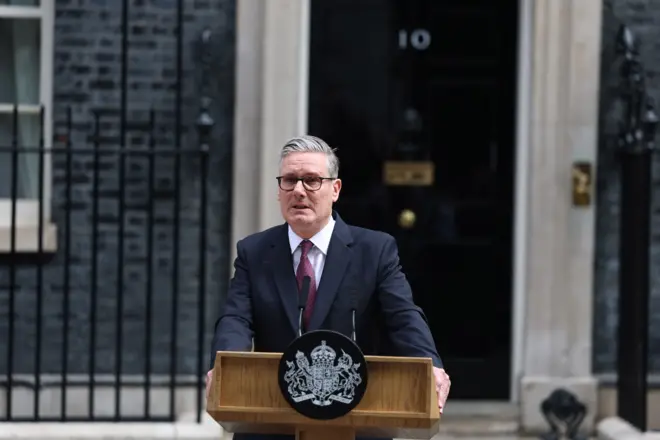 İngiltere Başbakanı Keir Starmer, 22 Haziran 2026'da Londra'daki Downing Street'te istafa açıklamasını yaparken. Keir Starmer, İngiltere Başbakanlığı görevinden istifa etti.