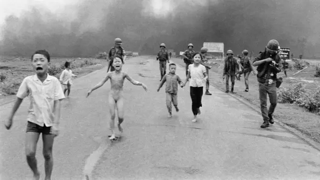 Güney Vietnam güçleri, 8 Haziran 1972'de Vietkongların saklandığı yerlere düzenlenen napalm saldırısının ardından, aralarında 9 yaşındaki Kim Phuc'un da bulunduğu dehşet içindeki çocuklar Trang Bang yakınlarında anayolda koşuyor 