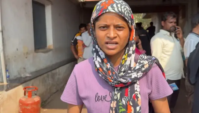 गॅसच्या तुटवड्यामुळे अनेक जण रांगेत उभे आहेत