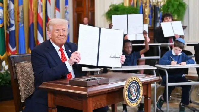 ပညာရေးဝန်ကြီးဌာနကို ဖျက်သိမ်းကြောင်း အမိန့်ကို လက်မှတ်ရေးထိုးချိန်မှာ ကလေးတွေနဲ့အတူတွေ့ရတဲ့ ထရမ့်