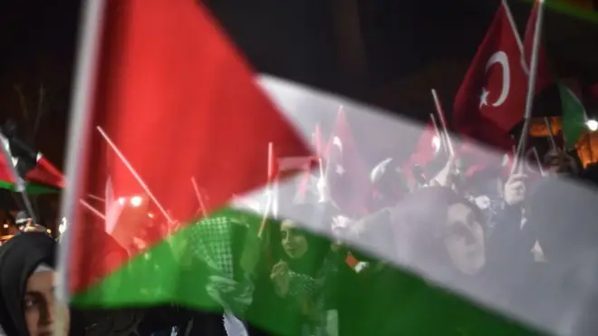 Türkiye'deki protestoda Filistin bayrağı taşıyan kadınlar