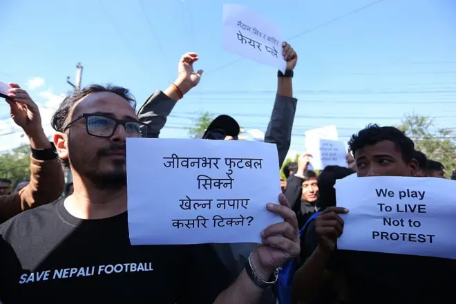 ललितपुरको सातदोबाटोस्थित एन्फा मुख्यालयमा एन्फा लीग निरन्तरताको माग गर्दै नेपाल फुटबल खेलाडी सङ्घको आह्वानमा धर्ना दिइरहेका राष्ट्रिय फुटबल खेलाडी, पूर्वखेलाडी तथा प्रशिक्षकहरू (फाइल तस्बिर)