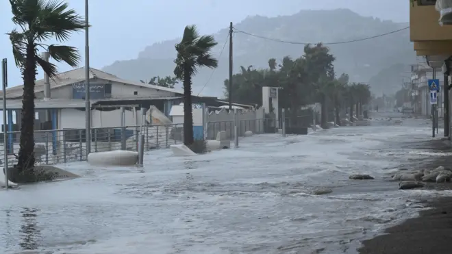 Подручја погођена лошим временом у близини плаже Мацео у Таормини, на источној обали Сицилије, јужна Италија, 20. јануара 2026. Италијанска служба цивилне заштите издала је црвено упозорење на лоше време широм Сардиније, Сицилије и Калабрије 