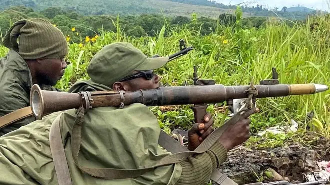 Ifoto yo mu bubiko y'abasirikare ba DR Congo barimo kurashisha imbunda nini