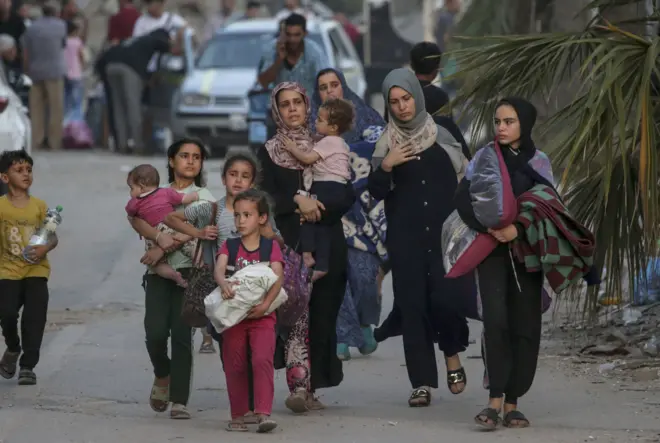 Mujeres y niños en Gaza.