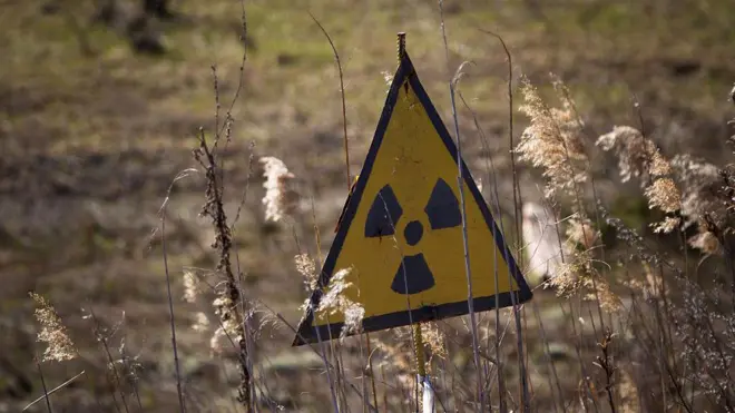 знак небезпеки раідації 