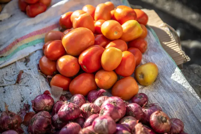 Un portal de tomates sur une marché
