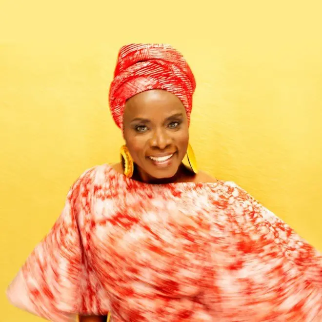 Angélique Kidjo, icône de la musique, fête cette année ses 40 ans de carrière en donnant un concert au Royal Albert Hall de Londres.