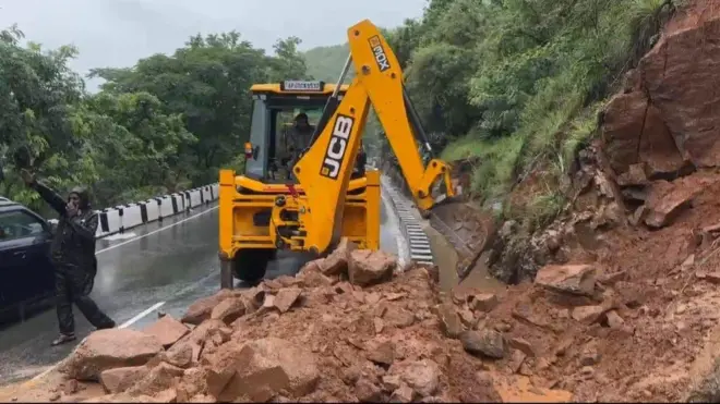 తిరుమల ఘాట్ రోడ్‌లో విరిగిపడిన కొండచరియలు తొలగిస్తున్న టీటీడీ సిబ్బంది