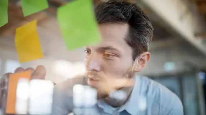 గుర్తుపెట్టుకోవాల్సిన విషయాలు రాసి పెట్టుకుంటున్న వ్యక్తి