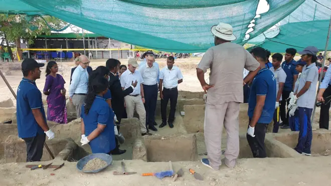 යුරෝපා තානාපතිවරු චෙම්මනි සමූහ මිනී වළේ කැණීම් නිරීක්ෂණය කරමින්