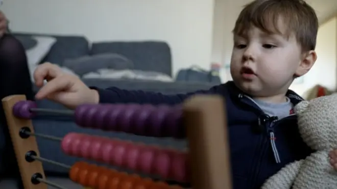 Un enfant qui apprend à compter.