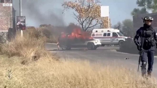 در بحبوحه خشونت‌ها، خودروها در سراسر مکزیک به آتش کشیده شدند