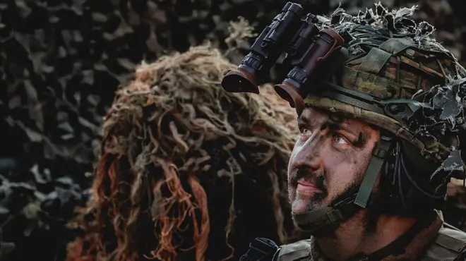 Солдат гвардейского батальона на церемонии вручения знамени канцлера гвардейскому батальону в Федеральном министерстве обороны в казармах имени Юлиуса Лебера 23 марта 2026 года в Берлине, Германия.