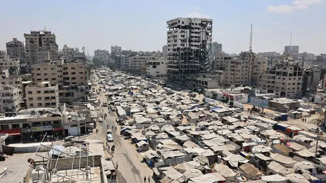 صورة التُقطت في 18 أغسطس/آب 2025، تُظهر خيامًا تؤوي نازحين فلسطينيين في مدينة غزة.