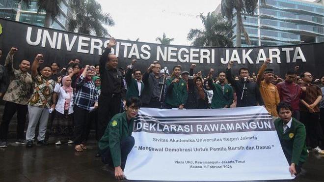 Sejumlah guru besar, dosen, mahasiswa, serta alumni Universitas Negeri Jakarta (UNJ) membacakan pernyataan sikap dalam Deklarasi Rawamangun Mengawal Demokrasi Untuk Pemilu Bersih dan Damai di Jakarta, Selasa (6/2/2024).