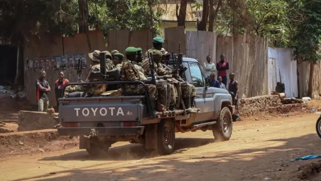 Des combattants du M23 assis à l'arrière d'un pick-up à Bukavu, en République démocratique du Congo, le 22 février 2025.