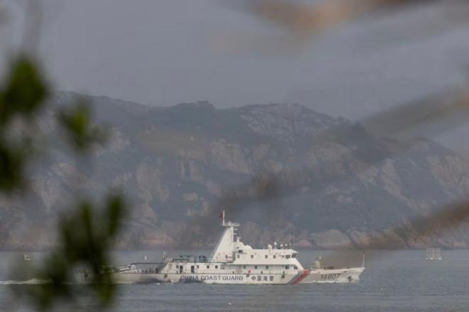 Một tàu cảnh sát biển Trung Quốc ra khơi trong cuộc tập trận quân sự gần Phúc Châu, tỉnh Phúc Kiến, cách không xa quần đảo Mã Tổ do Đài Loan kiểm soát ngày 8/4/2023. Quần đảo này gần bờ biển Trung Quốc.