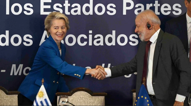 Ursula von der Leyen e Lula apertam mãos