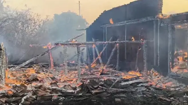 सगळं गावचं आगीने बेचिराख करुन टाकलं आहे. 