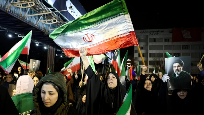 तेहरान में हुई एक रैली में लोगों ने सुप्रीम लीडर मोजतबा ख़ामेनेई के समर्थन में नारे लगाए (तस्वीर: 25 मार्च, 2026)