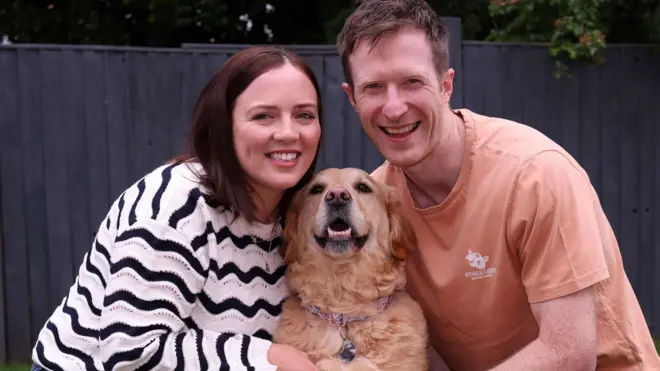 هانا او ادم له خپلې سپۍ سره چې دوی یې د کور مشره بولي.